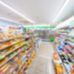 セブンイレブンの棚に並ぶ品出しされた商品と時間