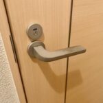 帰宅したらトイレの鍵が閉まっている一人暮らしの部屋