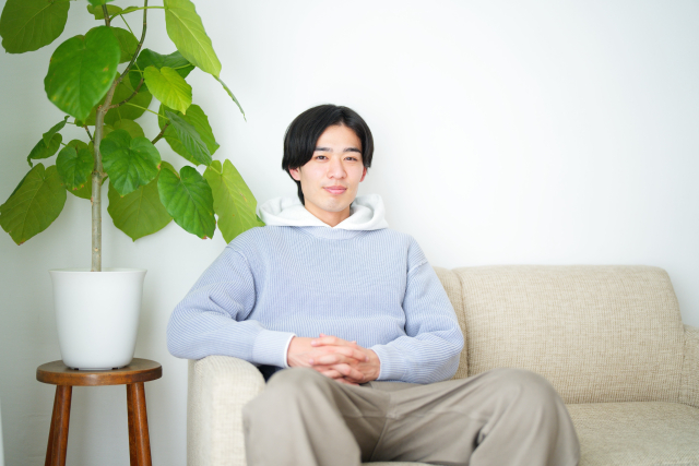 免許証写真の服装はパーカーでもいいのか悩む人