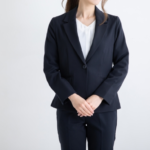 女性のお通夜 パンツスーツ
