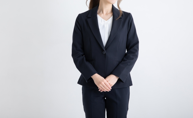 女性のお通夜 パンツスーツ