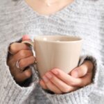 マグカップを持ってミロを飲む女性