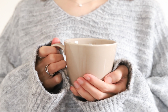 マグカップを持ってミロを飲む女性
